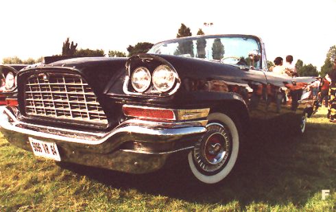 Convertible 300 C "export". Ce serait le seul survivant des 5 convertibles export. Lire son histoire dans la page "renaissance d'une 300C fran�aise", plus bas � la rubrique "EN SAVOIR PLUS".
