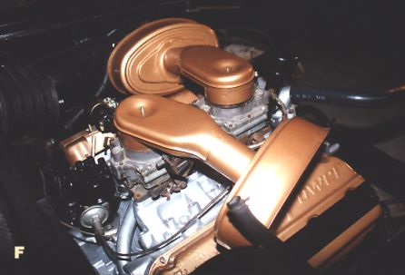 Les 2 carbus coiff�s de leur dr�le de filtre � air. A noter que le moteur est en cours de remontage ...