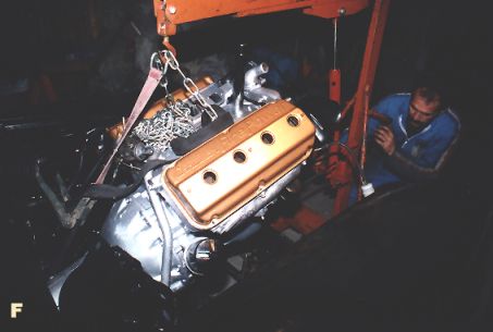 Installation de l'ensemble moteur-bo�te : plus de 400 kg de fonte et d'acier !