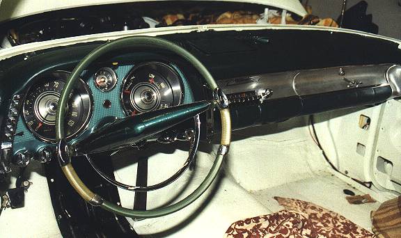 Tableau de bord. Dashboard with the steering wheel