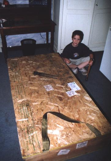 Mon plus jeune fils devant la caisse "Goers" ...